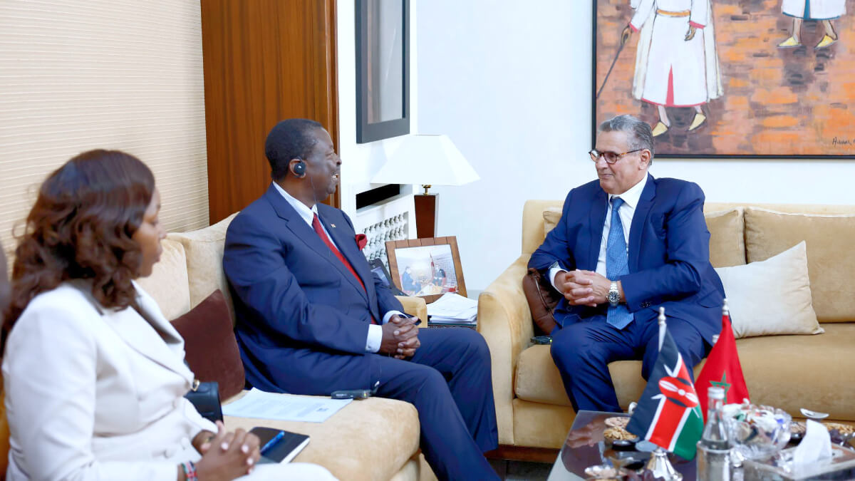 Musalia Mudavadi, primer ministro y ministro de Asuntos Exteriores de Kenia, junto a Aziz Akhannouch, primer ministro de Marruecos el 27 de mayo de 2025 - PHOTO/MFA KENYA