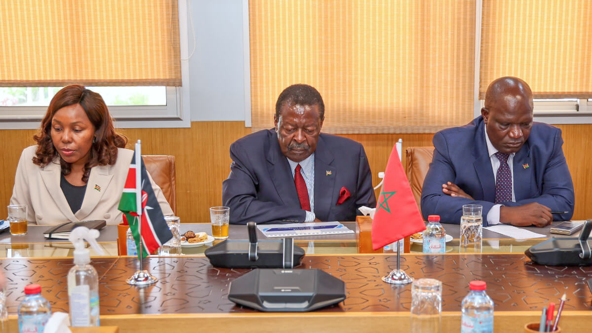Primer ministro y ministro de Asuntos Exteriores de Kenia, Musalia Mudavadi, junto a su delegación examinando los acuerdos con la ONCF marroquí - PHOTO/MFA KENYA