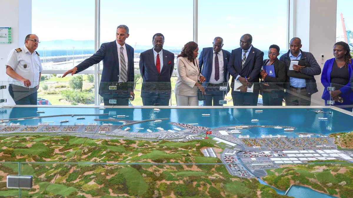 <p>Musalia Mudavadi, primer ministro y ministro de Asuntos Exteriores de Kenia, junto al capitán Tarik Dourasse, director de la Estación de Practicaje y Centro de Simulación Marina de Tánger Med - PHOTO/MFA KENYA</p>