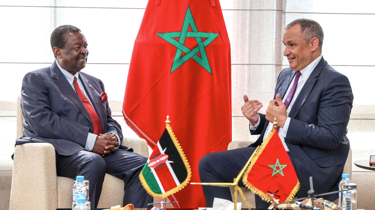 Musalia Mudavadi, primer ministro y ministro de Asuntos Exteriores de Kenia, junto a Ryad Mezzour, ministro de Industria y Comercio de Marruecos el 27 de mayo de 2025 - PHOTO/MFA KENYA