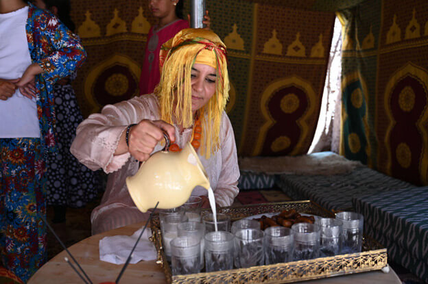 Las mujeres recibieron a los invitados con leche y dátiles - PHOTO/HAF/2024