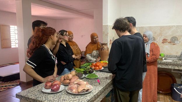 Estudiantes de la Universidad Gustave Eiffel (Francia) cocinando tagine con las mujeres de la cooperativa de Achbarou - PHOTO/HAF/2025