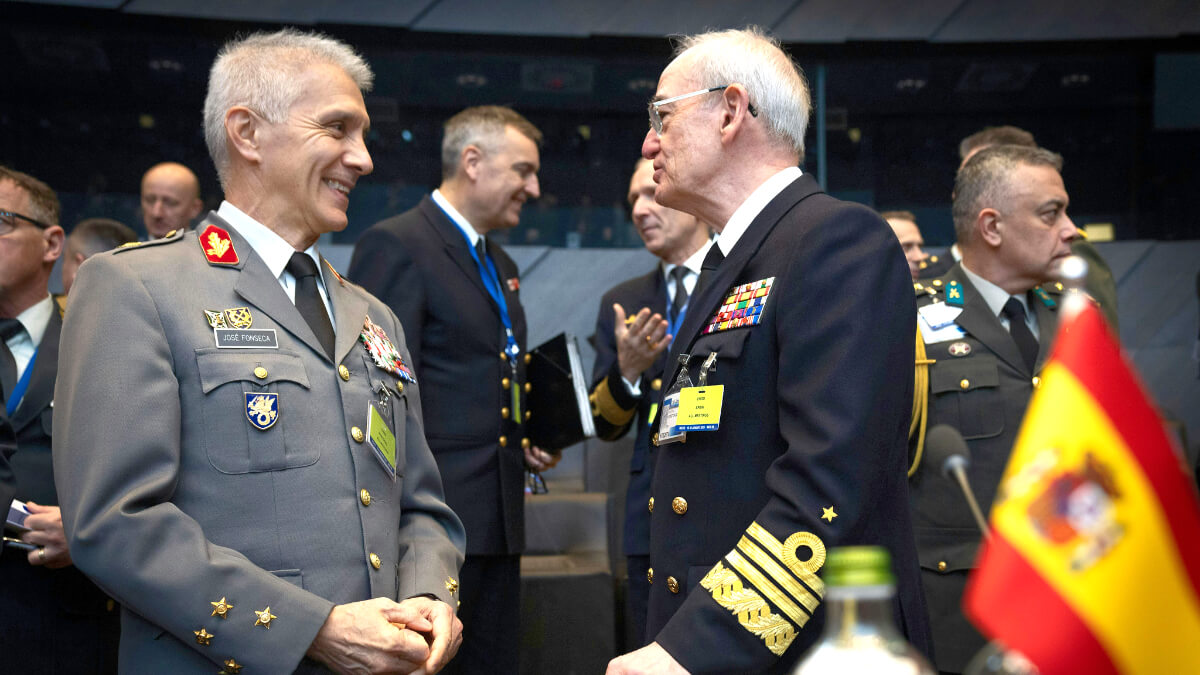 5 La Alianza definirá las capacidades militares que debe desarrollar la industria transatlántica. En imagen, los Jefes de Estado Mayor de la Defensa de España y Portugal, almirante Teodoro López Calderón y general José Fonseca - PHOTO/NATO