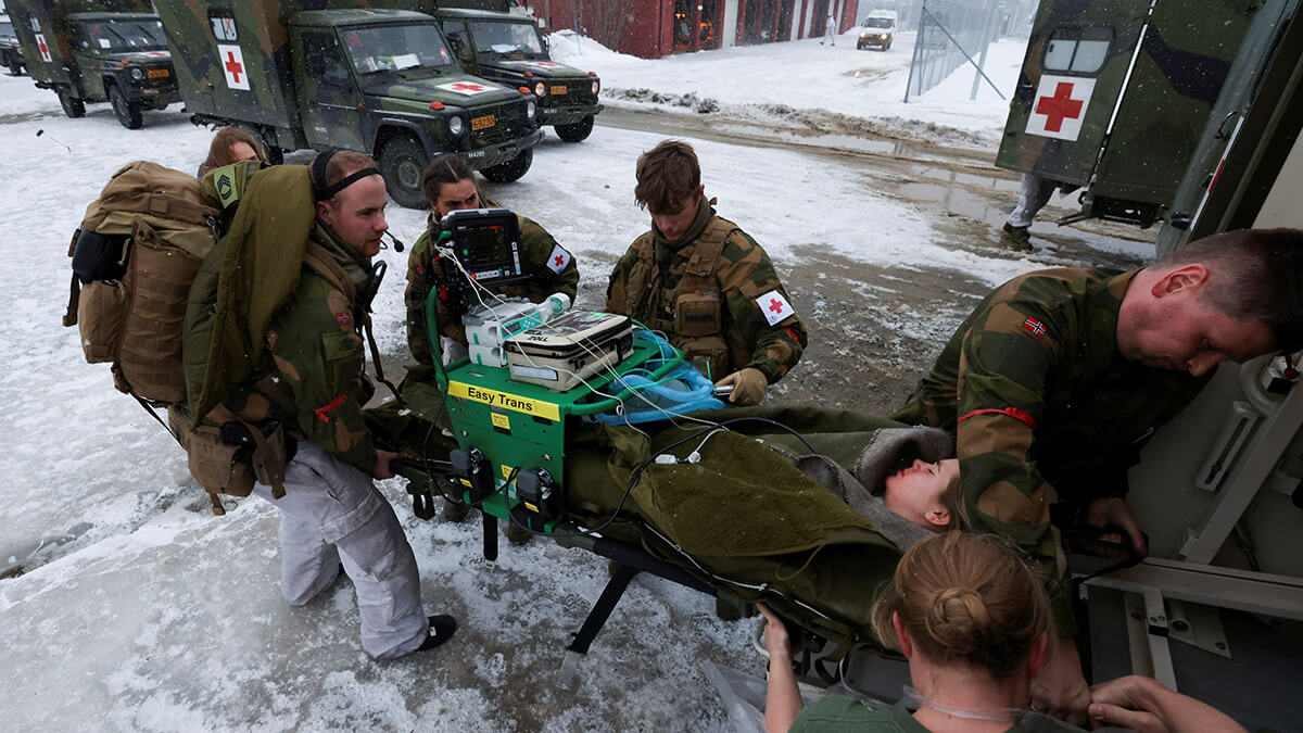 <p>Médicos del Ejército noruego y sueco simulan la evacuación de un hospital de campaña como parte del ejercicio militar Cold Response - REUTERS/ YVES HERMAN</p>