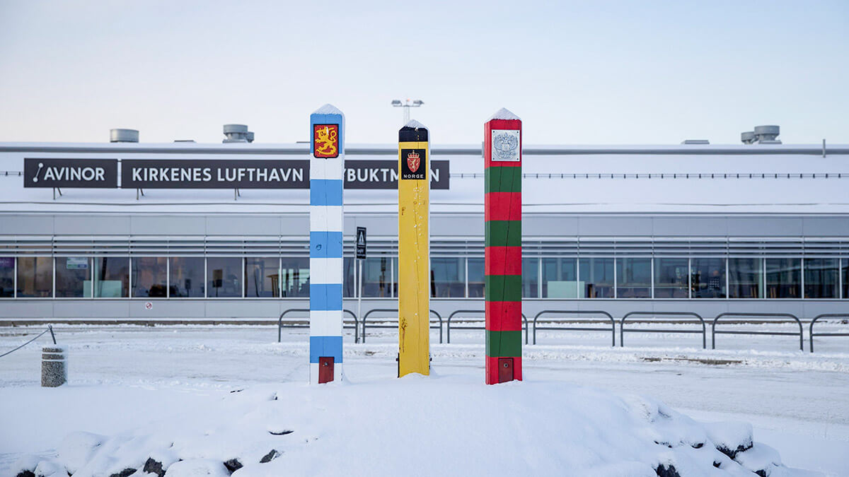 <p>Pilares fronterizos de Finlandia, Noruega y Rusia junto al aeropuerto de Kirkenes - REUTERS/MAXIM SHEMETOV </p>
