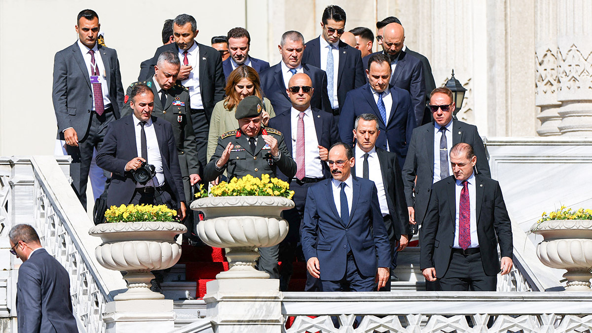 El jefe del Estado Mayor turco, Metin Gurak, y el jefe de inteligencia de Turquía, Ibrahim Kalin, caminan después de una reunión en el Palacio de Ciragan el día de la segunda ronda de conversaciones de paz entre Rusia y Ucrania, en Estambul, Turquía, el 2 de junio de 2025 - REUTERS/ MURAD SEZER