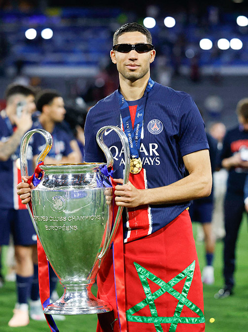 <p>Achraf Hakimi del París St Germain celebra con el trofeo tras ganar la Liga de Campeones - REUTERS/PETER CZIBORRA </p>
