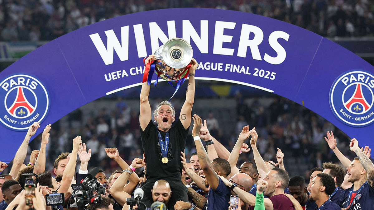 <p>El entrenador español del París Saint-Germain, Luis Enrique, levanta el trofeo con sus jugadores mientras celebra la victoria en la final de la UEFA Champions League entre el París Saint-Germain (PSG) y el Inter de Milán en Múnich, sur de Alemania, el 31 de mayo de 2025 - REUTERS/FRANCK FIFE</p>