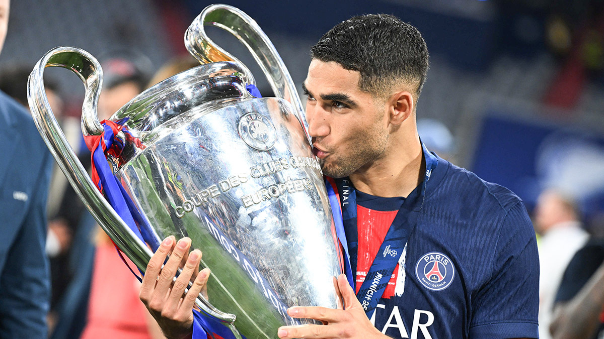 <p>Achraf Hakimi del París St Germain celebra con el trofeo tras ganar la Liga de Campeones - REUTERS/ANGELIKA WARMUTH </p>