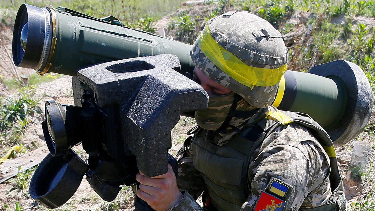 <p>Un soldado sostiene un sistema de misiles Javelin - REUTERS/ GLEB GARANICH</p>