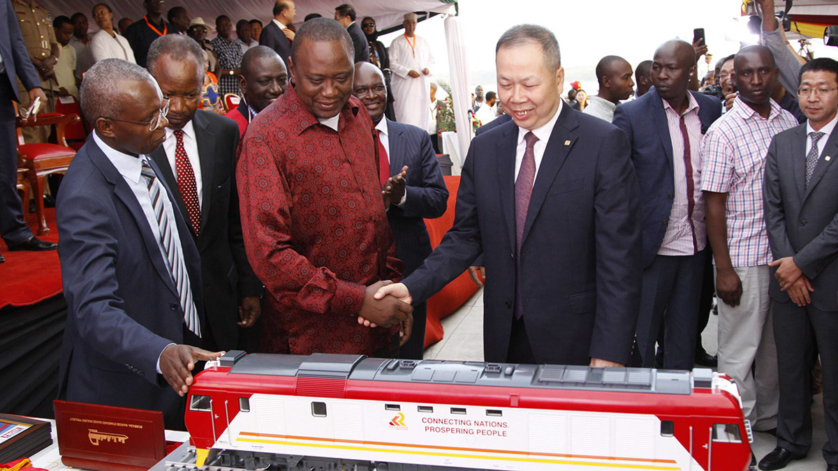 En esta foto de archivo del martes 30 de mayo de 2017, el presidente de Kenia, Uhuru Kenyatta (centro-izquierda), y el presidente de la Corporación de Construcción de Ferrocarriles de China, Chen Fenjian (centro-derecha), se estrechan la mano junto a una maqueta de tren para la inauguración del mayor proyecto de infraestructura del país, un ferrocarril con respaldo chino, en Mombasa, Kenia - AP/ KHALIL SENOSI