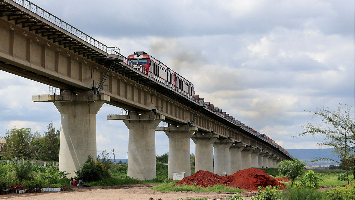Una vista general muestra un tren de carga en la línea Standard Gauge Railway (SGR) construida por China Road and Bridge Corporation (CRBC) y financiada por el gobierno chino en Athi River, Kenia - REUTERS/ THOMAS MUKOYA