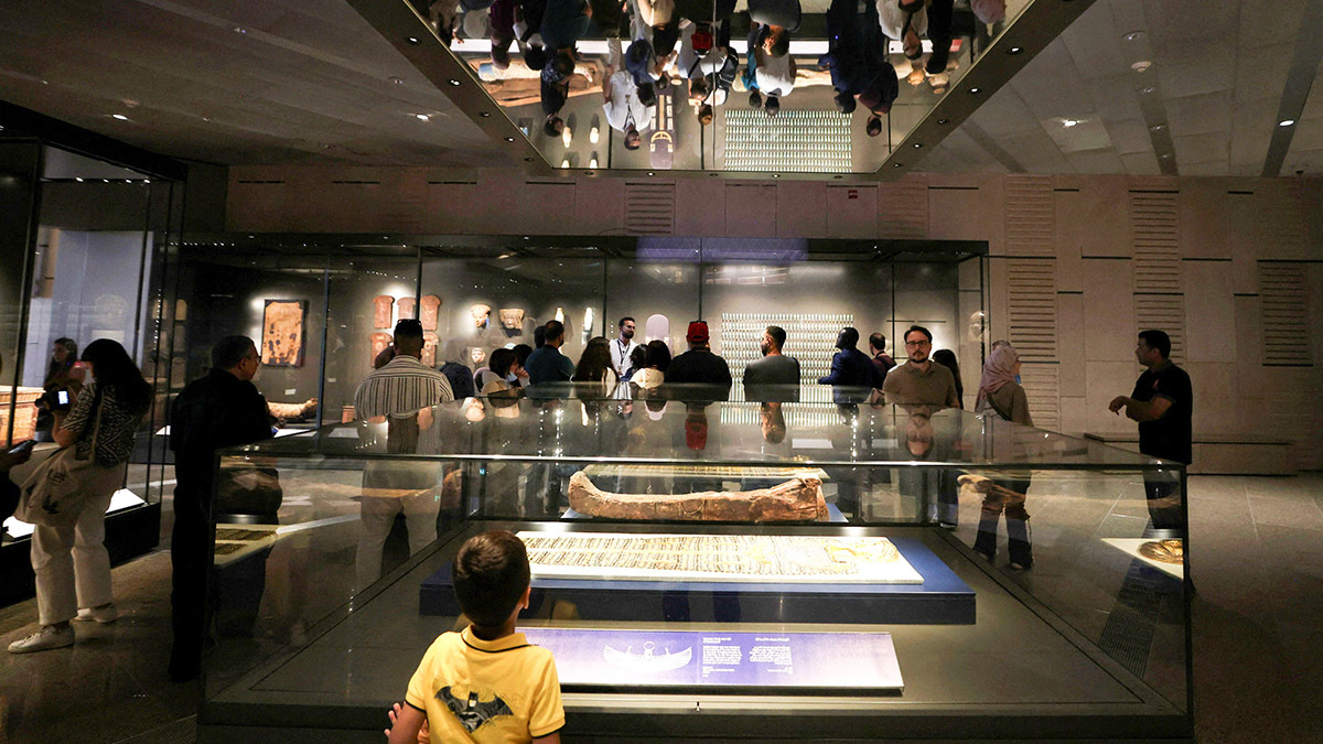Turistas observan las exhibiciones del Gran Museo Egipcio (GEM), que abrirá oficialmente por completo el 3 de julio, después de una apertura parcial el año pasado en Giza, en las afueras del suroeste de la capital, El Cairo, Egipto, el 23 de mayo de 2025 - REUTERS/ MOHAMED ABD EL GHANY