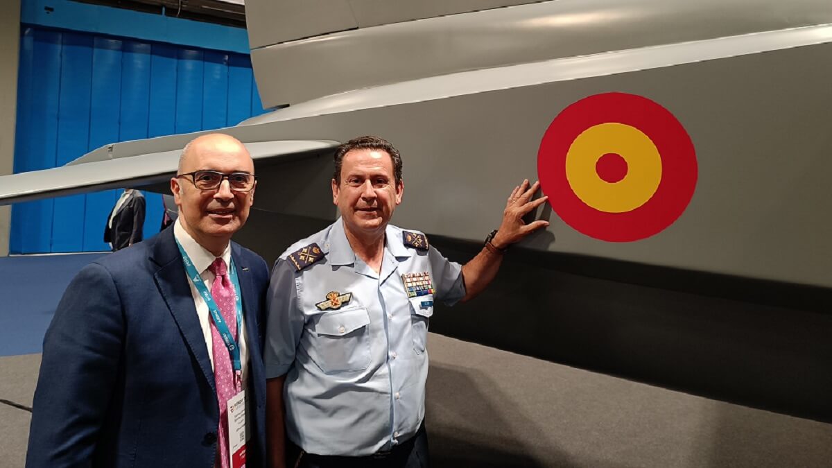 En el salón FEINDEF 25, el general Miguel Ivorra, con el presidente de Airbus España, Francisco Javier Sánchez Segura, junto a un modelo a tamaño real del entrenador turco Hürjet con escarapelas españolas - PHOTO/JPons