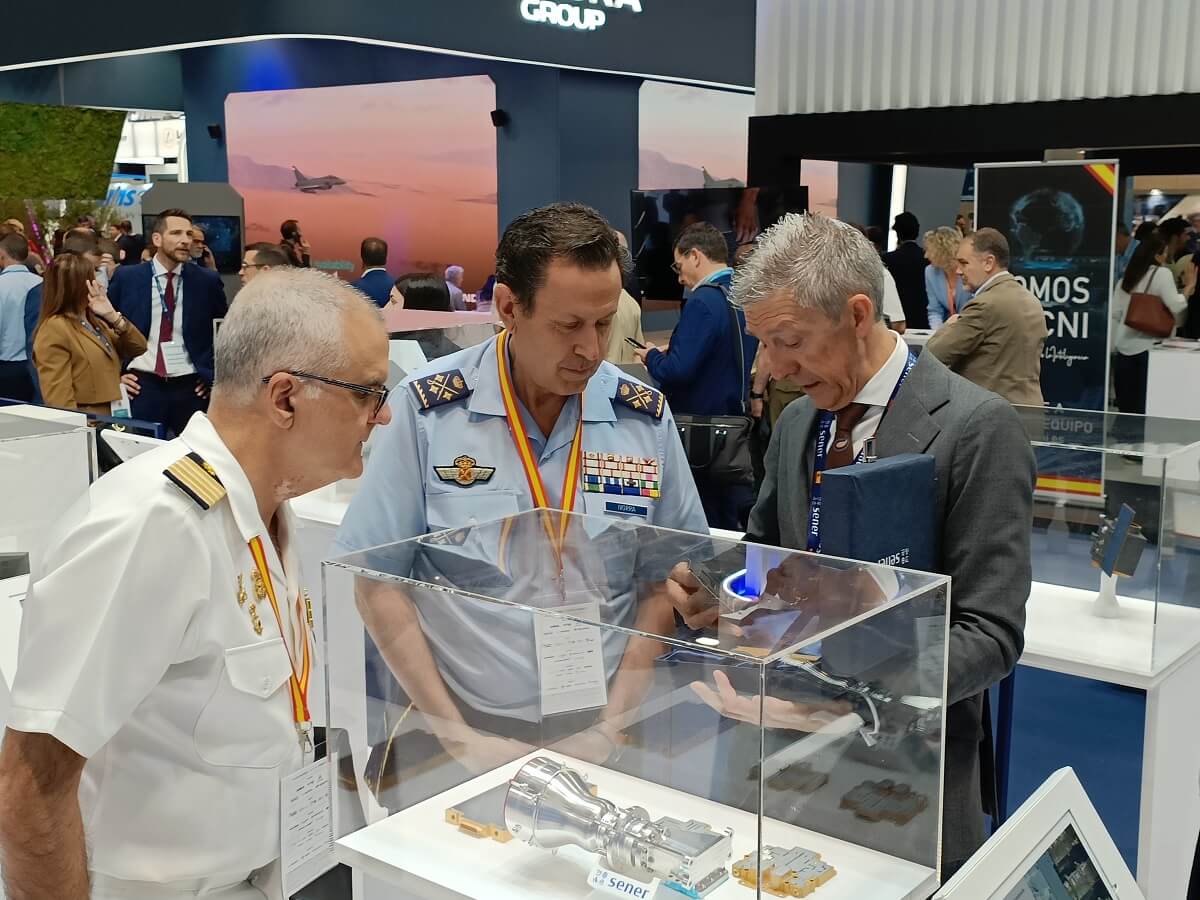 Reducir la dependencia tecnológica española de terceros países es un objetivo técnico y un imperativo estratégico. En FEINDEF 25, el general Ivorra en con el director general de Sener Aeroespacial y Defensa, José Julián Echevarría - PHOTO/JPons