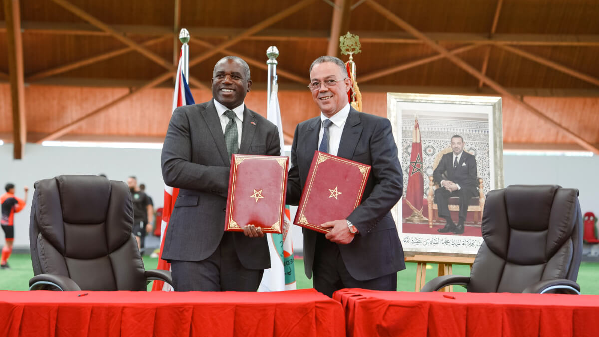 David Lammy, ministro de Asuntos Exteriores de Marruecos, junto a Fouzi Lekjaa, presidente de la Real Federación Marroquí de Fútbol (RFMF), posando con los MoU firmados en la visita oficial al Reino de Marruecos en las instalaciones de la Academia Mohammed VI - PHOTO/@UKinMorocco