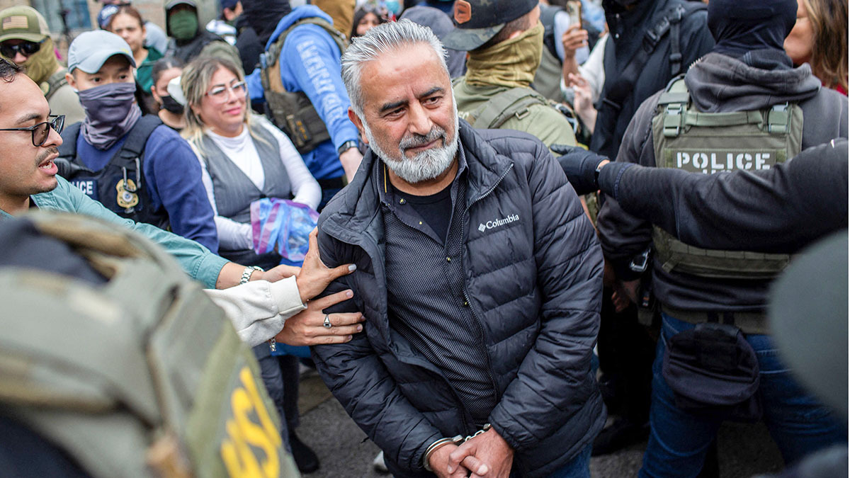 Un hombre es escoltado a una camioneta de pasajeros por agentes federales después de que los agentes realizaron arrestos de inmigración en Chicago, Illinois, EE.UU. el 4 de junio de 2025 - REUTERS/ JIM VONDRUSKA