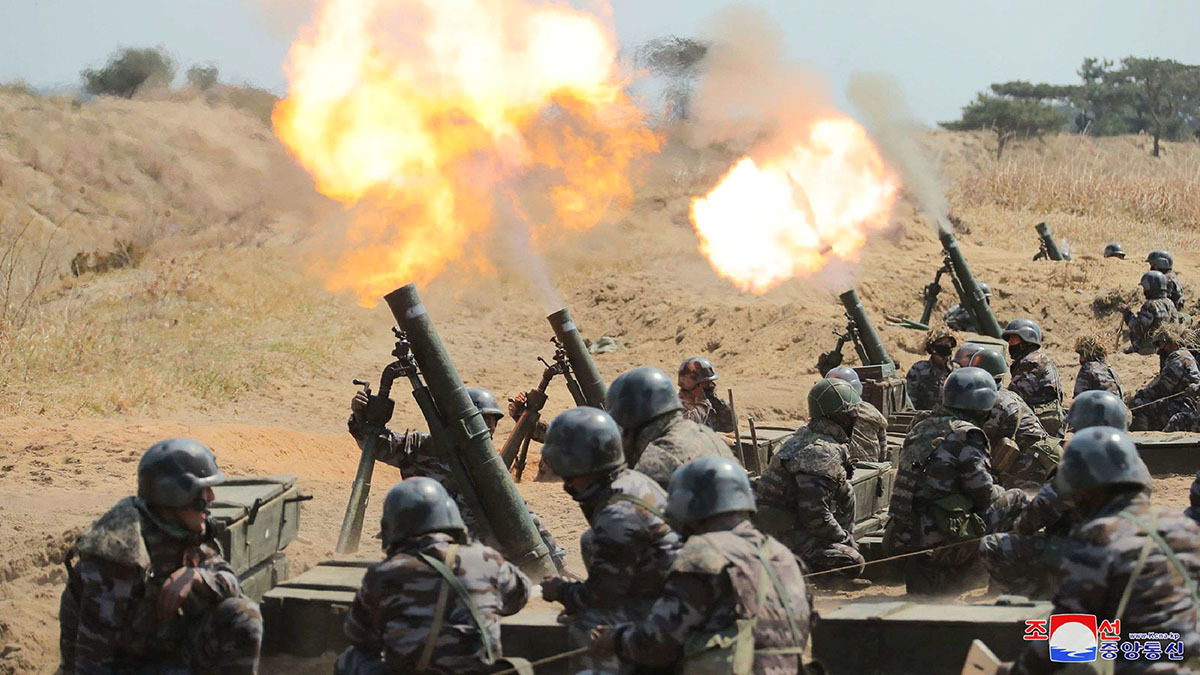 <p>Ejercicio de las subunidades de mortero del Ejército Popular de Corea en un lugar no revelado - KCNA via REUTERS </p>