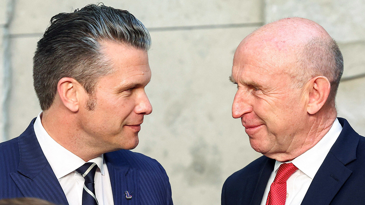  El secretario de Defensa de Estados Unidos, Pete Hegseth, y el secretario de Defensa británico, John Healey, llegan para una foto familiar el día de una reunión de ministros de Defensa de la OTAN en la sede de la Alianza en Bruselas, Bélgica, el 5 de junio de 2025 - REUTERS/ YVES HERMAN