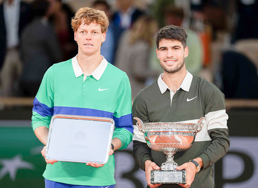 Jannik Sinner, de Italia, y Carlos Alcaraz, de España, posan juntos en la entrega de trofeos tras la final individual masculina, en la pista central del Philippe-Chatrier de París, Francia el 8 de junio de 2025 - PHOTO/ Susan Mullane-Imagn Images