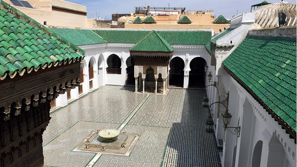 <p>Mezquita Qarawiyyin, que también es una universidad teológica construida entre los años 857 y 859 d. C., en la antigua ciudad marroquí de Fez - AP/ SAMIA ERRAZOUKI</p>