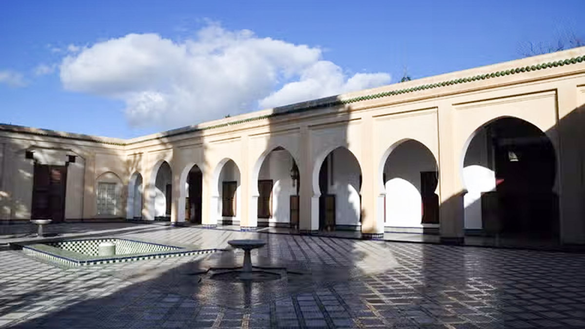Ubicado en un palacio hispano-árabe de finales del siglo XIX, el Museo Dar Batha alberga una extensa colección de arte y objetos de artesanía tradicional marroquí