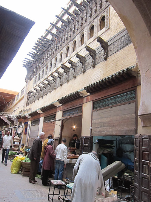 <p>En la zona sur de la calle, está situada la casa del reloj, mejor conocida como Dar al Magan - PHOTO/ <a target="_blank" data-cke-saved-href="https://es.wikipedia.org/wiki/Dar_al-Magana_(Fez)#/media/Archivo:Clepsidra_de_Bou_Inania.jpg" href="https://es.wikipedia.org/wiki/Dar_al-Magana_(Fez)#/media/Archivo:Clepsidra_de_Bou_Inania.jpg">https://es.wikipedia.org/wiki/Dar_al-Magana_(Fez)#/media/Archivo:Clepsidra_de_Bou_Inania.jpg</a></p>