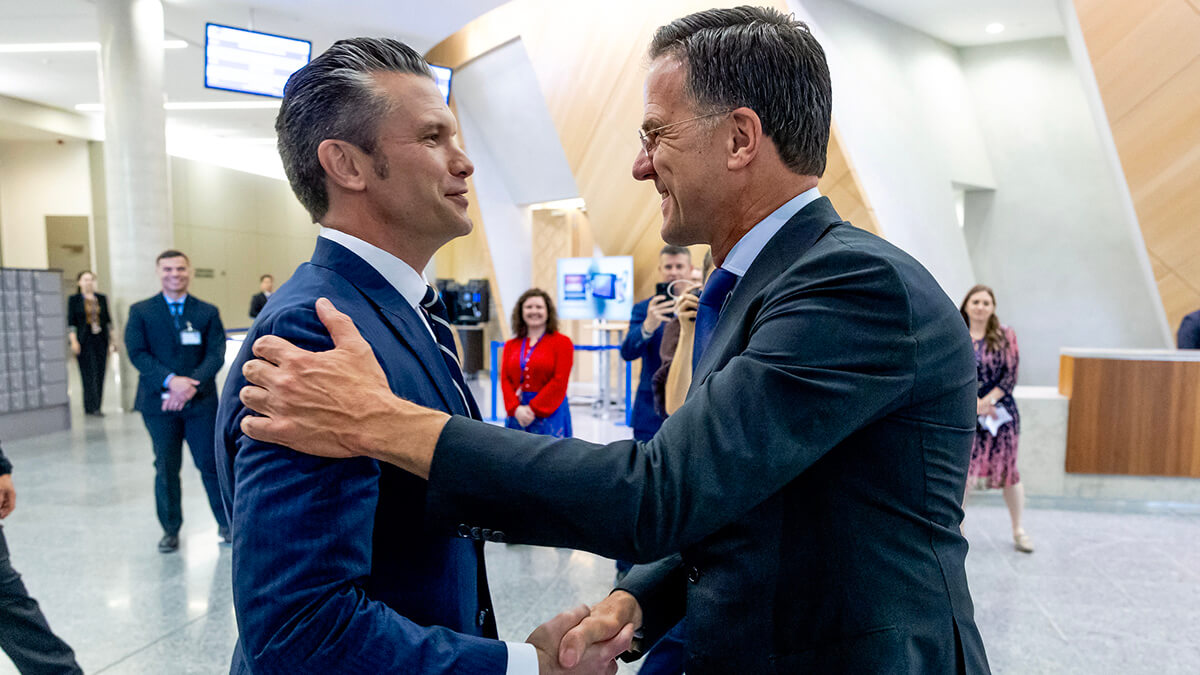 Mark Rutte y el secretario de Defensa de Estados Unidos, Pete Hegseth, se saludan momentos antes de entrar en la sesión ministerial del 5 de junio para dar el visto bueno a las nuevas capacidades militares de la OTAN - PHOTO/NATO