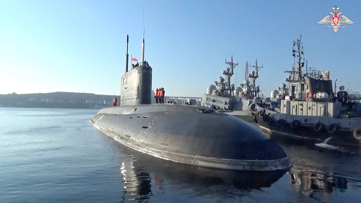 <p>Marineros rusos se alinean a bordo de un submarino que participa en simulacros de la Flota del Pacífico de la Armada rusa en aguas del Océano Pacífico, el Mar de Japón y el Mar de Ojotsk, antes de zarpar del puerto de Vladivostok - Ministerio de Defensa ruso vía REUTERS </p>