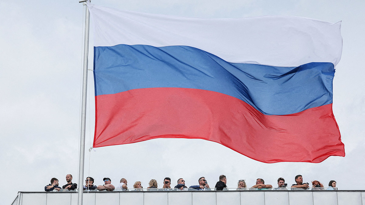 <p>Una gran bandera rusa durante el Salón Internacional de Defensa Marítima FLEET-24 en Kronstadt, cerca de San Petersburgo, Rusia, el 19 de junio de 2024 - REUTERS/ ANTON VAGANOV</p>