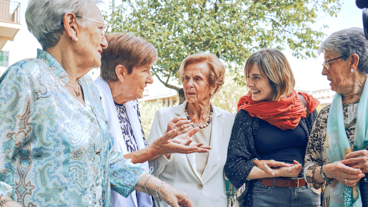 <p>Personas mayores paseando y charlando con alguien más joven - Fundación "la Caixa"</p>