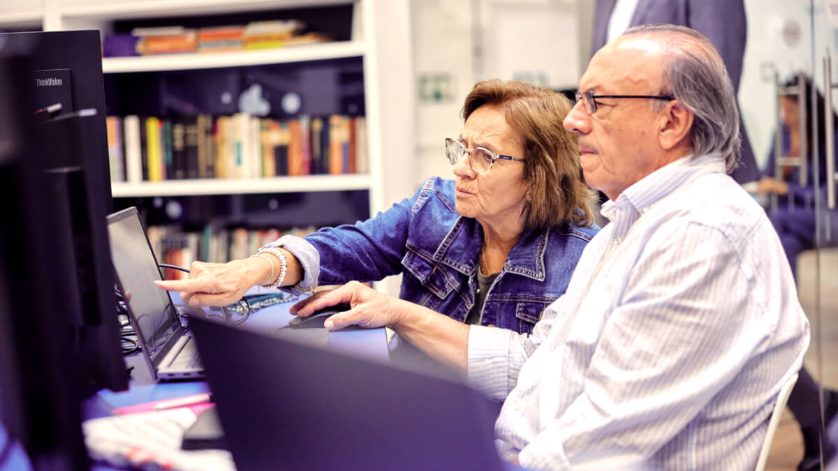 <p>Un señor y una señora aprendiendo más sobre las nuevas tecnologías - Fundación "la Caixa"</p>
