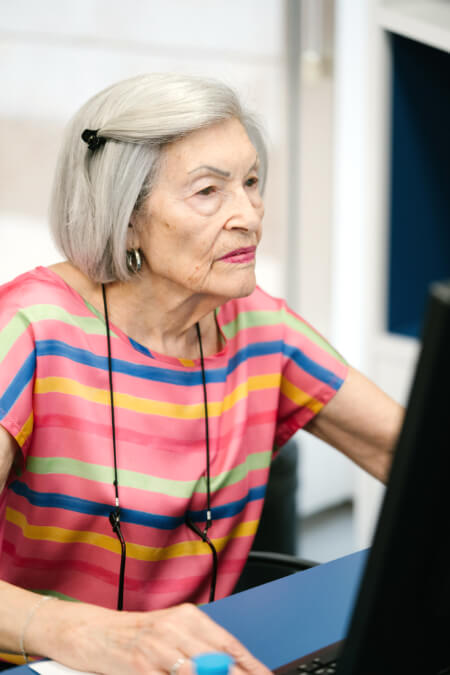 <p>Una señora utilizando un ordenador - Fundación "la Caixa"</p>
