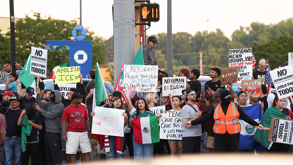 Manifestantes sostienen carteles durante una protesta contra las redadas federales de inmigración, en Atlanta, Georgia, EE. UU., el 10 de junio de 2025 - REUTERS/ MEGAN VARNER