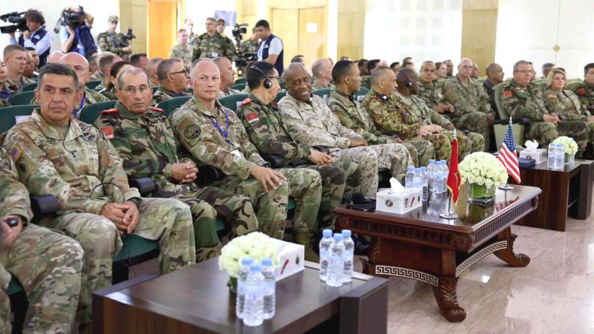 El general Michael Langley, comandante del United States Africa Command (AFRICOM) desde agosto de 2022, junto a Mohamed Berrid, inspector general de las Fuerzas Armadas Reales de Marruecos y el Comandante de la Zona Militar Sur, durante una conferencia con motivo de las maniobras militares del African Lion - PHOTO/FAR MAROC
