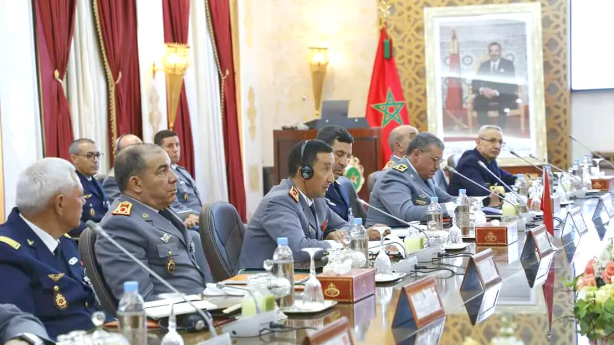 Mohamed Berrid, inspector general de las Fuerzas Armadas Reales de Marruecos y el Comandante de la Zona Militar Sur,junto a la delegación marroquí durante las reuniones previas a la celebración de la maniobras del African Lion - PHOTO/FAR MAROC