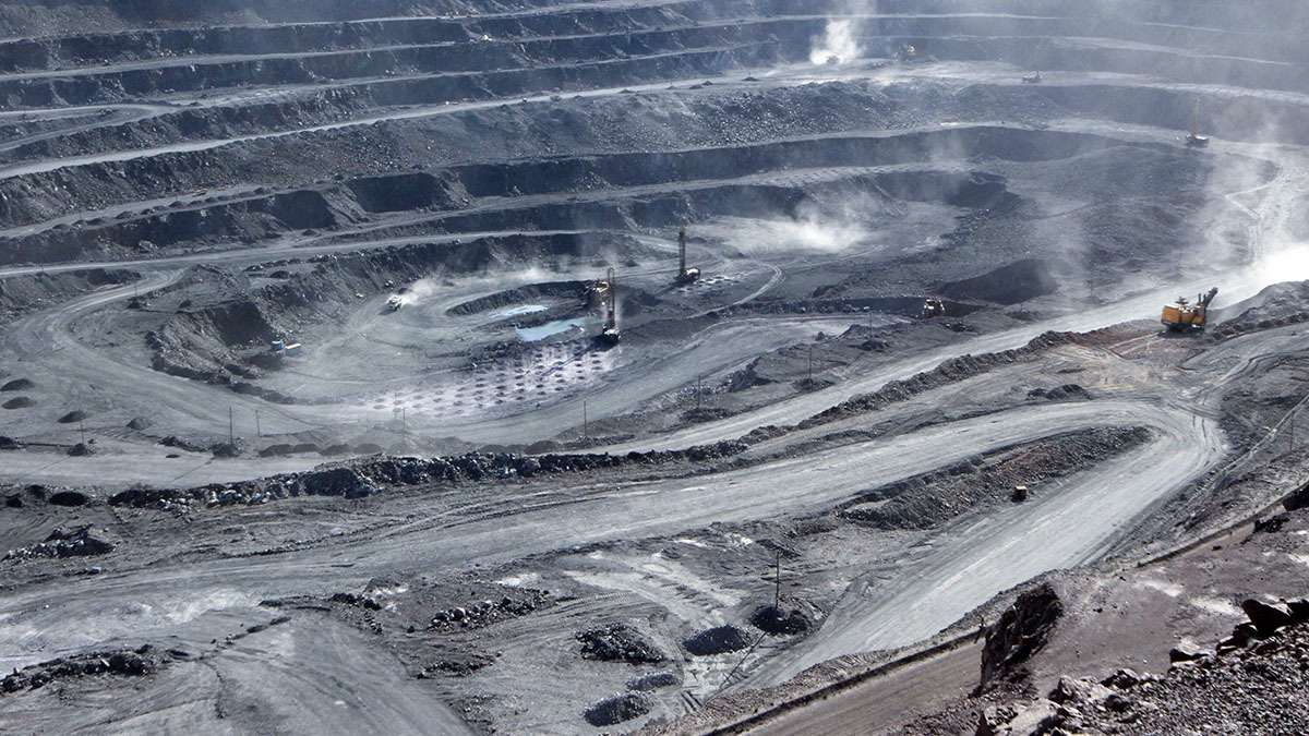 Mineros en la mina Bayan Obo, que contiene minerales de tierras raras, en Mongolia Interior, China - REUTERS/ ARCHIVO