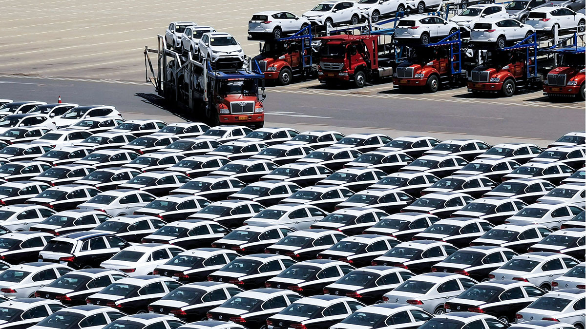 Un remolque transporta autos recién fabricados en un puerto de Dalian, provincia de Liaoning, China - REUTERS/ ARCHIVO