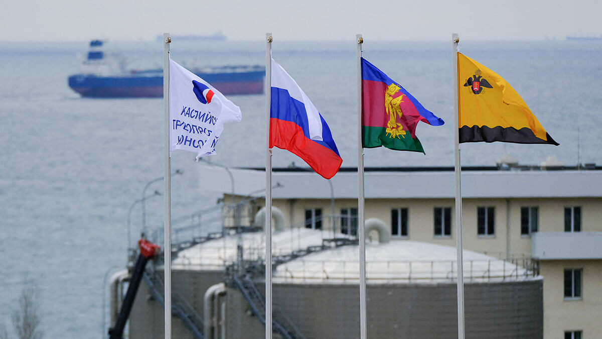Banderas ondean en la terminal de crudo Yuzhnaya Ozereyevka, propiedad del Consorcio del Oleoducto del Caspio (CPC), cerca del puerto de Novorossiisk, en el Mar Negro, Rusia - PHOTO/ Consorcio del Oleoducto del Caspio vía REUTERS