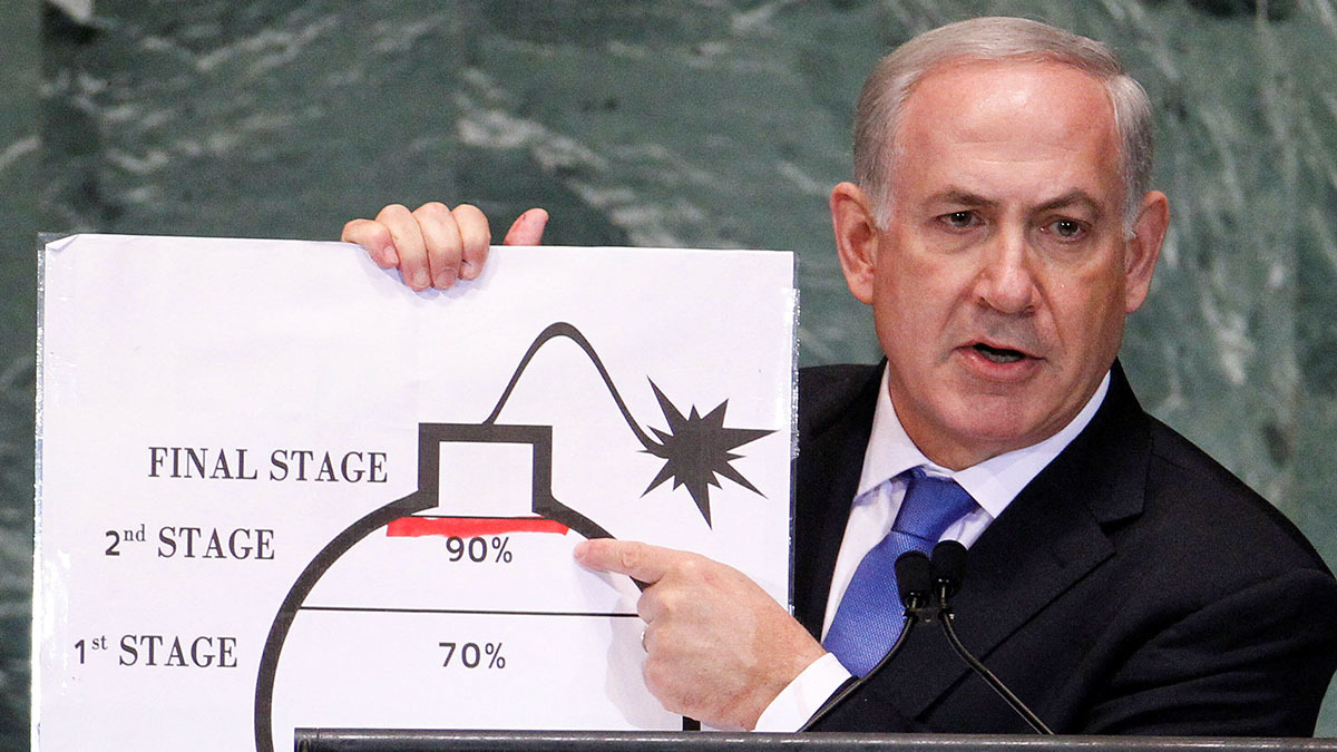 El primer ministro israelí, Benjamin Netanyahu, señala una línea roja que dibujó en el gráfico de una bomba utilizada para representar el programa nuclear iraní durante su discurso ante la 67.ª Asamblea General de las Naciones Unidas en la sede de la ONU en Nueva York, el 27 de septiembre de 2012 - REUTERS/ LUCAS JACKSON