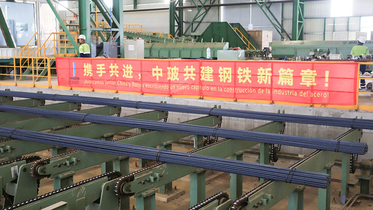 <p>Una pancarta con la leyenda "Avancemos juntos, China y Bolivia, escribiendo un nuevo capítulo en la construcción de la industria siderúrgica" se exhibe en la planta siderúrgica Mutún, financiada por China y que procesará materias primas de Cerro Mutún, un depósito que, según funcionarios bolivianos, contiene una de las mayores reservas de mineral de hierro del mundo. El día de su inauguración, en Puerto Suárez, Bolivia, el 24 de febrero de 2025 - REUTERS/ IPA IBAÑEZ</p>