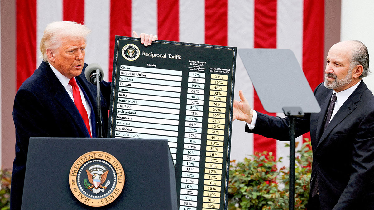El presidente de Estados Unidos, Donald Trump, sostiene un gráfico junto al secretario de Comercio de Estados Unidos, Howard Lutnick, mientras Trump pronuncia un discurso sobre aranceles en el jardín de rosas de la Casa Blanca en Washington, DC, EE. UU., el 2 de abril de 2025 - REUTERS/ CARLOS BERRIA