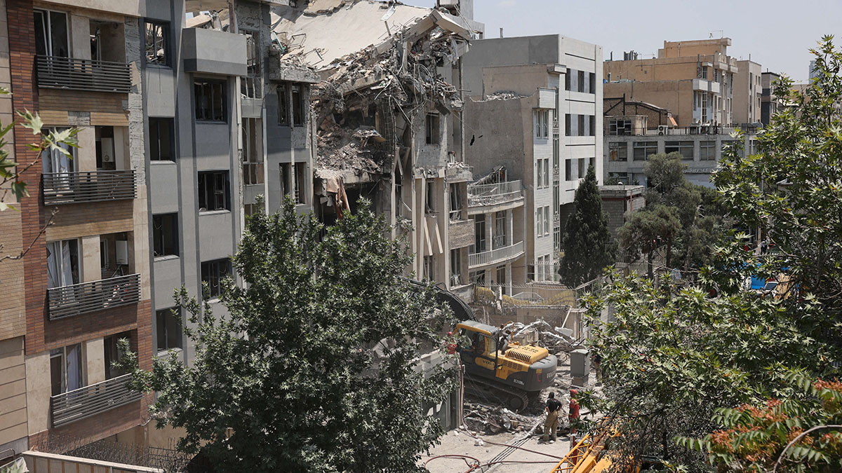 Un edificio sufre daños tras los ataques israelíes en Teherán, Irán, el 14 de junio de 2025 - WANA/ MAJID ASGARIPOUR via REUTERS