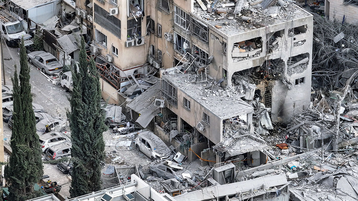 Viviendas y una escuela en el lugar del impacto tras un ataque con misiles iraníes contra Israel, en Bnei Brak, Israel, el 16 de junio de 2025