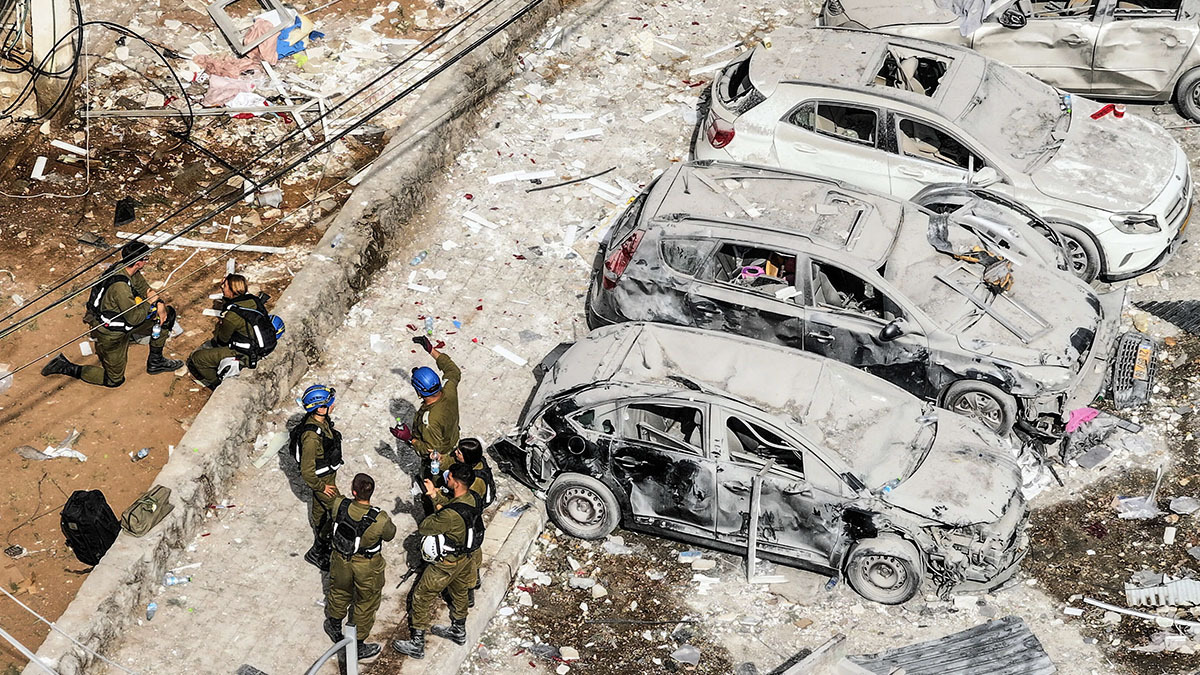 Una fotografía de un dron muestra al personal de rescate junto a vehículos dañados cerca de viviendas y una escuela en el lugar del impacto tras un ataque con misiles de Irán contra Israel, en Bnei Brak, Israel, el 16 de junio de 2025 - REUTERS/ CHEN KALIFA