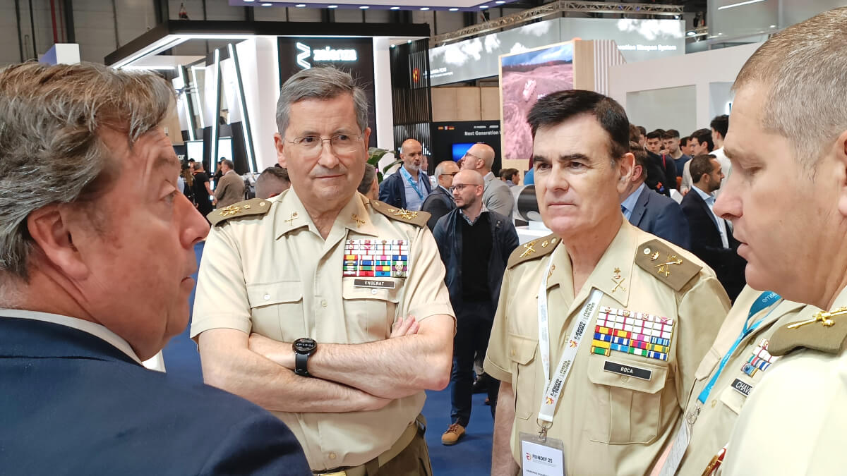 El general Enseñat, acompañado por el jefe del Mando de Apoyo Logístico del Ejército, general Raimundo Rodríguez Roca, con el director de defensa de SENER, Rafael Orbe, durante la celebración en mayo del salón FEINDEF - PHOTO/JPons