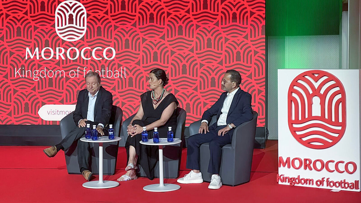 Pedro Costa Ferreira, actual presidente de la Asociación Portuguesa de agencias de viajes y Turismo (APAVT); Mercedes Tejero, gerente de la Confederación Española de Agencias de Viajes (CEAV); y Jalil Mimi, director de la Oficina Nacional Marroquí de Turismo (ONMT) en España, Portugal y Latinoamérica; durante el evento Morocco Kingdom of Football celebrado en el estadio Riyadh Air Metropolitano de Madrid - PHOTO/ATALAYAR