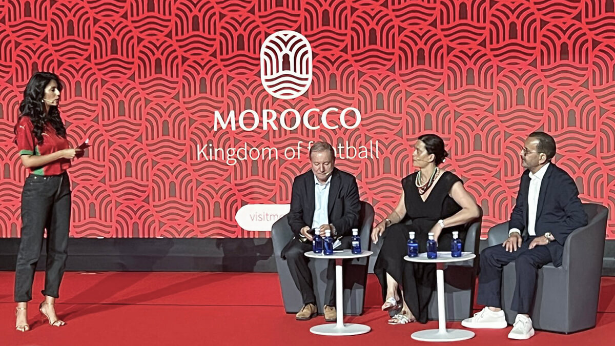 Noor Ben Yessef, periodista y moderadora; Pedro Costa Ferreira, actual presidente de la Asociación Portuguesa de agencias de viajes y Turismo (APAVT); Mercedes Tejero, gerente de la Confederación Española de Agencias de Viajes (CEAV); y Jalil Mimi, director de la Oficina Nacional Marroquí de Turismo (ONMT) en España, Portugal y Latinoamérica; durante el evento Morocco Kingdom of Football celebrado en el estadio Riyadh Air Metropolitano de Madrid - PHOTO/ATALAYAR