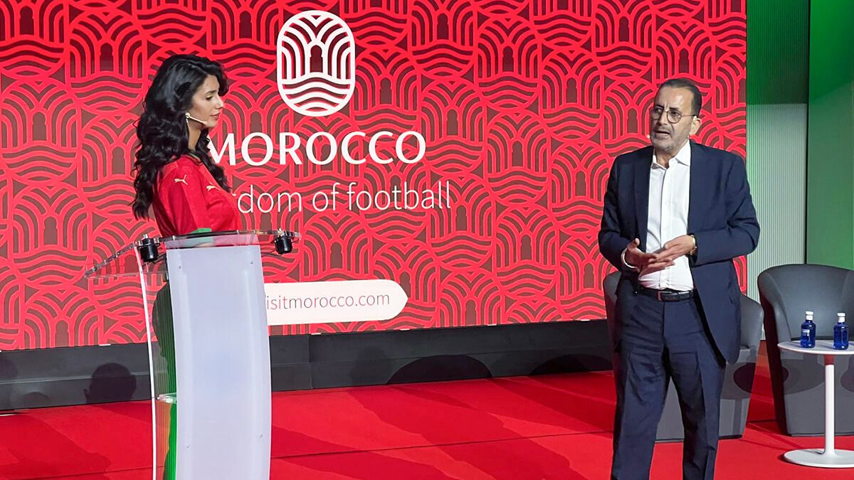 Noor Ben Yessef, periodista y moderadora, junto a Jalil Mimi, director de la Oficina Nacional Marroquí de Turismo (ONMT) en España, Portugal y Latinoamérica; durante el evento Morocco Kingdom of Football celebrado en el estadio Riyadh Air Metropolitano de Madrid - PHOTO/ATALAYAR
