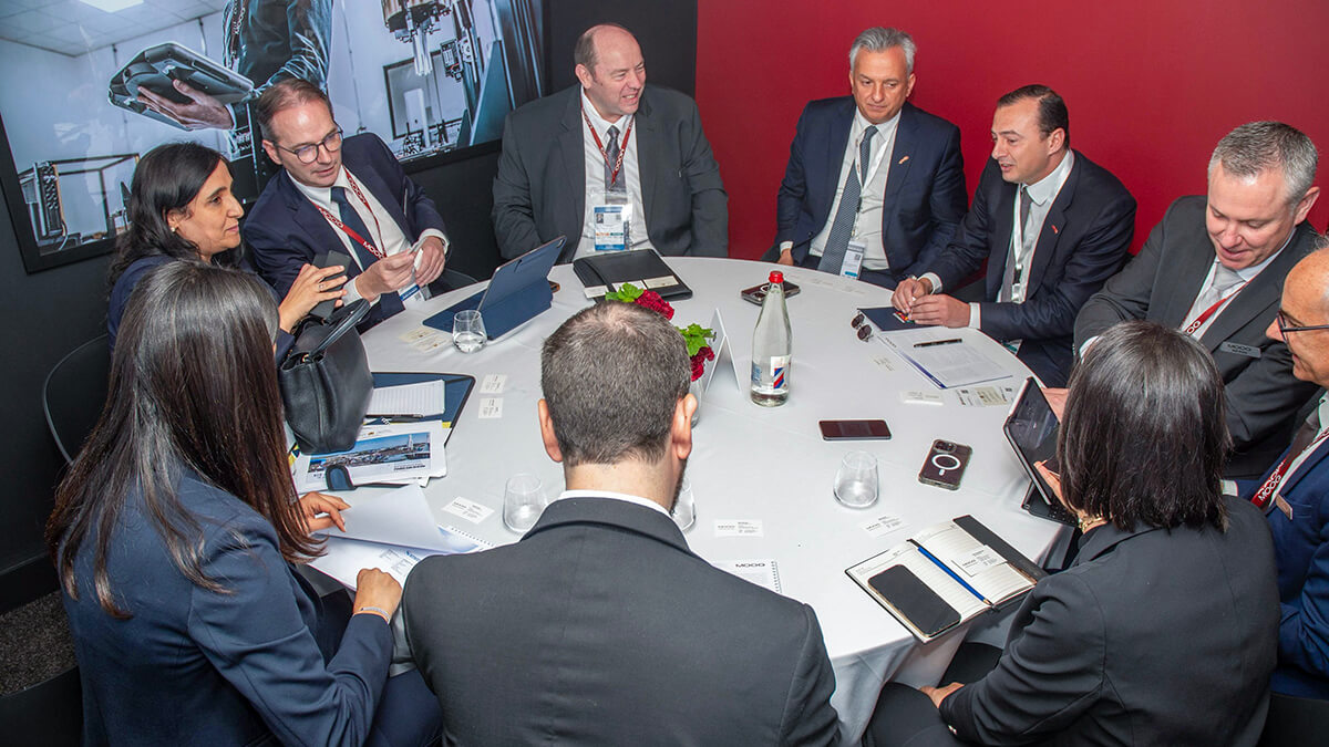 Delegación de Marruecos durante la celebración de la 55º edición del Paris Air Show en Le Bourget en la que destaca la presencia del ministro delegado ante el jefe del Gobierno para Inversión, Convergencia y Evaluación de Políticas Públicas, Karim Zidane; y del director general de la Agencia Marroquí de Desarrollo de Inversiones y Exportaciones (AMDIE), Ali Seddiki - PHOTO/MICEPP